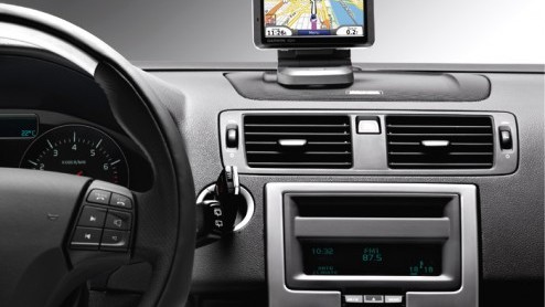 Volvorijders opgelet. In samenwerking met Garmin heeft de Zweedse autofabrikant een draagbaar navigatiesysteem ontwikkeld, die perfect te plaatsen is op het dashboard in plaats van op de voorruit. Vei