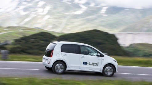 Volkswagen e-Golf en e-Up klaar voor introductie op IAA 2013. Eind dit jaar komt de elektrische Up op de markt, gevolgd door de elektrische Golf in 2014.