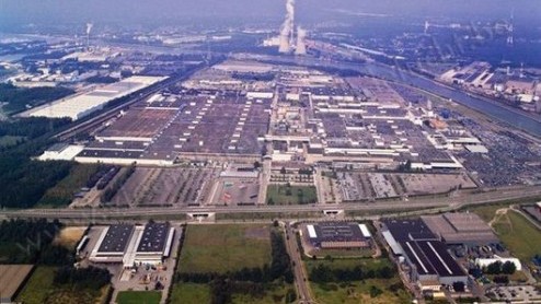 Exact vijftig jaar nadat de eerste steen van de fabriek in het Belgische Genk werd gelegd, komt Ford met de mededeling naar buiten dat de productiefaciliteit op slot gaat.