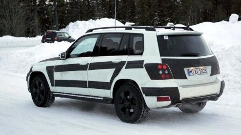 We hebben de Mercedes-Benz GLK concept al voorbij zien komen, maar de productieversie rijdt gewoon al in het wild rond. In een niet alledaags pak, dat wel. Bijgaande fotos tonen de GLK in winterse sf