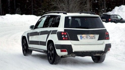 We hebben de Mercedes-Benz GLK concept al voorbij zien komen, maar de productieversie rijdt gewoon al in het wild rond. In een niet alledaags pak, dat wel. Bijgaande fotos tonen de GLK in winterse sf