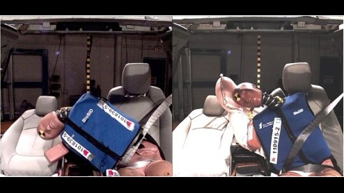 General Motors introduceert als eerste een front center airbag systeem, dat ontworpen is om bestuurders en voorpassagiers te beschermen bij aanrijdingen van opzij.