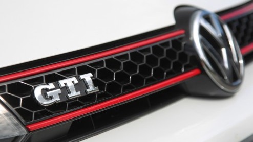 Volkswagen heeft nagedacht. Wat nou als we het genot van cabriorijden combineren met het rijplezier van een GTI. Zou de Golf GTI Cabriolet dan dubbele pret opleveren? Tijd om die vraag te bevestigen