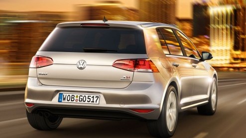 Collega Mark van Loo is op dit moment aan het rijden met de nieuwe Volkswagen Golf op Sardini. Zijn bevindingen lees je later. We kunnen alvast wel de aanschafprijzen uit de doeken doen.