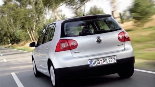 Je zou het niet zeggen, maar de Golf op de fotos is toch echt nieuw. Vanaf begin 2008 is namelijk ook de Volkswagen Golf in BlueMotion-trim te bestellen. Het model is na enkele kleine aanpassingen aa