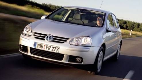Je zou het niet zeggen, maar de Golf op de fotos is toch echt nieuw. Vanaf begin 2008 is namelijk ook de Volkswagen Golf in BlueMotion-trim te bestellen. Het model is na enkele kleine aanpassingen aa
