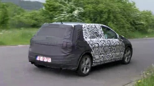 Kijk je reikhalzend uit naar de nieuwe Golf VII? Goed nieuws, want hier hebben we de zevende generatie van Volkswagens bestseller op beeld. En het is nota bene de GTI die langs de camera rijdt!