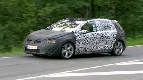 Kijk je reikhalzend uit naar de nieuwe Golf VII? Goed nieuws, want hier hebben we de zevende generatie van Volkswagens bestseller op beeld. En het is nota bene de GTI die langs de camera rijdt!