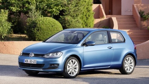 Of het nou echt al nodig was of niet, de Volkswagen Golf is helemaal nieuw. Gebouwd op een nieuw platform is de bestseller van het merk van top tot teen naar de zevende generatie getransformeerd, met