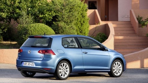 Of het nou echt al nodig was of niet, de Volkswagen Golf is helemaal nieuw. Gebouwd op een nieuw platform is de bestseller van het merk van top tot teen naar de zevende generatie getransformeerd, met