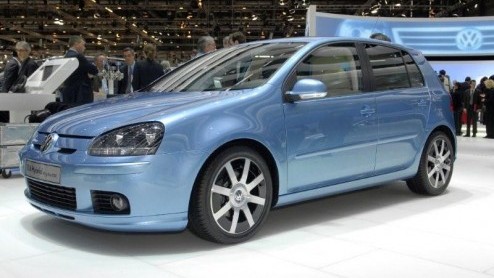 We lieten deze zuunigerd al even de revue passeren vorige week, maar vandaag is hij een feit. Volkswagen toont de Golf TDI Hybrid. Een zuinige dieselmotor, steun van de elektromotor en de nieuwe zeven