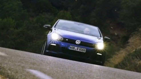 Als we deze video mogen geloven komt Volkswagen volgend jaar eindelijk met de Golf R Cabriolet. Bij ons borrelen dan twee vragen op: kan de Cabriolet wel tot R omgedoopt worden en is Volkswagen niet t