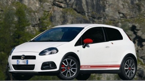 Volgende week rijden de eerste exemplaren van de Grande Punto en 500 Abarth een aantal geselecteerde dealers binnen. Beide pittige Italiaantjes zijn verkrijgbaar vanaf 21.990 euro.