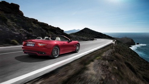 Maserati heeft van de succesvolle GranCabrio convertible een nog sportievere versie op de markt gebracht: de GranCabrio Sport. Met meer vermogen, een sneller werkende versnellingsbak en een onderschei