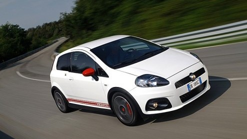 Wie de huidige uitvoeringen van de Grande Punto iets te soft vindt, kan nu zijn hart ophalen. Fiat introduceert de Grande Punto Abarth. Dynamiek, kracht en sportiviteit staan in dit model centraal. En