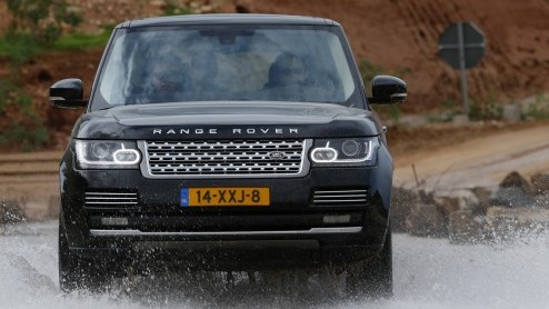 Een nieuwe Range Rover nog beter maken klinkt makkelijker dan het is. Toch is dat de uitdaging die Land Rover is aangegaan. Een afslankkuur van driehonderd kilo, riante zitruimte op de achterbank en n