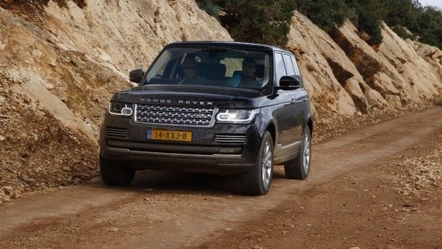 Een nieuwe Range Rover nog beter maken klinkt makkelijker dan het is. Toch is dat de uitdaging die Land Rover is aangegaan. Een afslankkuur van driehonderd kilo, riante zitruimte op de achterbank en n