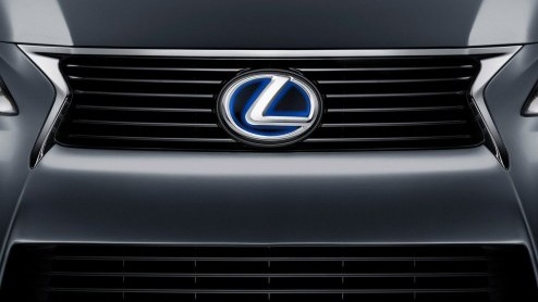 Nu is hij officieel; de nieuwe Lexus GS. Op Pebble Beach Concours dElegance in Californi is de nieuwe sedan als GS 350 onthuld. Deze is vrijwel identiek aan de hybrideversie die voor ons land geplan