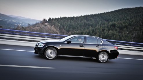 In 2006 introduceerde Lexus met de GS450h de eerste hybridesedan in de hogere middenklasse. Lange tijd had die luxe Japanner het rijk alleen. Binnenkort staat de nieuwe generatie aan de start en die v