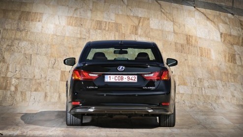 In 2006 introduceerde Lexus met de GS450h de eerste hybridesedan in de hogere middenklasse. Lange tijd had die luxe Japanner het rijk alleen. Binnenkort staat de nieuwe generatie aan de start en die v