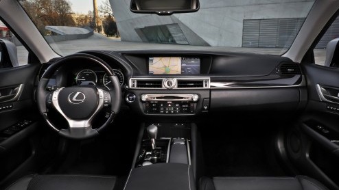 In 2006 introduceerde Lexus met de GS450h de eerste hybridesedan in de hogere middenklasse. Lange tijd had die luxe Japanner het rijk alleen. Binnenkort staat de nieuwe generatie aan de start en die v