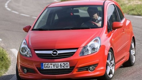 Opel breidt het Corsa gamma uit met nog een sportieve uitvoering. Het gapende vermogens- en prijsgat tussen de 1.4 16V en de 192 pk sterke OPC wordt nu gevuld met de 1.6 GSI. Deze sportieveling komt d
