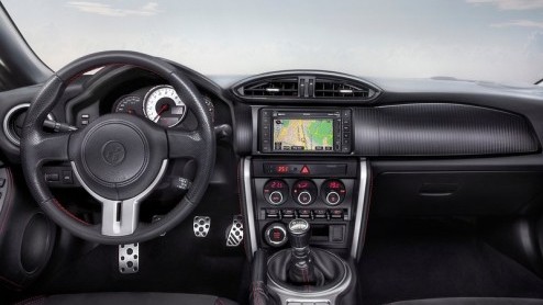 Toyotas nieuwe sportauto is af en wordt niet als FT-86 maar GT 86 onthuld. De 200 pk sterke achterwielaandrijver moet het merk weer sportief op de kaart zetten. Prijzen volgen begin 2012, rijden kan 