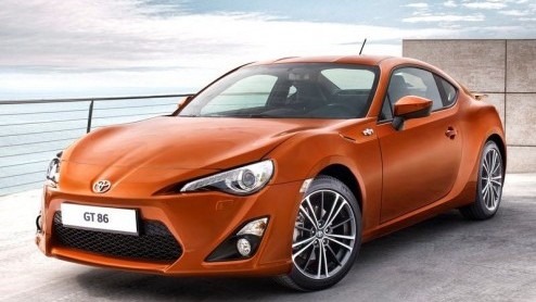 Toyotas nieuwe sportauto is af en wordt niet als FT-86 maar GT 86 onthuld. De 200 pk sterke achterwielaandrijver moet het merk weer sportief op de kaart zetten. Prijzen volgen begin 2012, rijden kan 