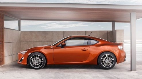 Toyotas nieuwe sportauto is af en wordt niet als FT-86 maar GT 86 onthuld. De 200 pk sterke achterwielaandrijver moet het merk weer sportief op de kaart zetten. Prijzen volgen begin 2012, rijden kan 