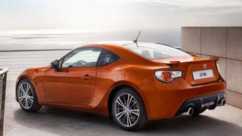 Toyotas nieuwe sportauto is af en wordt niet als FT-86 maar GT 86 onthuld. De 200 pk sterke achterwielaandrijver moet het merk weer sportief op de kaart zetten. Prijzen volgen begin 2012, rijden kan 