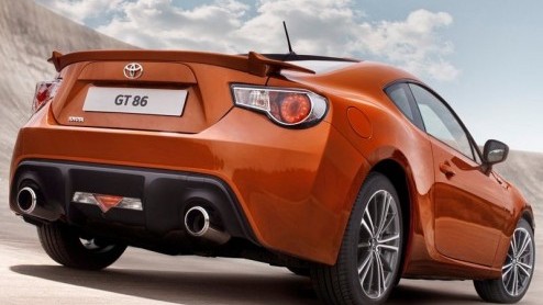 Toyotas nieuwe sportauto is af en wordt niet als FT-86 maar GT 86 onthuld. De 200 pk sterke achterwielaandrijver moet het merk weer sportief op de kaart zetten. Prijzen volgen begin 2012, rijden kan 