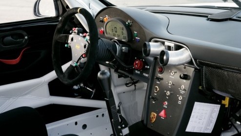 Maak kennis met de nieuwe Porsche GT3 RSR. Voor het nieuwe modeljaar heeft Porsche enkele grote wijzigingen doorgevoerd. Niet alleen de aerodynamica aan de voorzijde van het koetswerk is verbeterd, oo