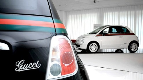 Fiat presenteert de Fiat 500 by Gucci. De introductie van het Italiaantje in zeer speciale outfit wordt kracht bij gezet met een bijpassend aangeklede showroom bij de importeur.