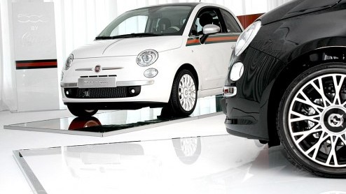 Fiat presenteert de Fiat 500 by Gucci. De introductie van het Italiaantje in zeer speciale outfit wordt kracht bij gezet met een bijpassend aangeklede showroom bij de importeur.