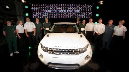 Goed nieuws voor degene die in de markt zijn voor een Range Rover Evoque. Land Rover maakt bekend met de productie te zijn gestart. De Halewood heeft al 18.000 orders ontvangen dus kan lekker aan de b