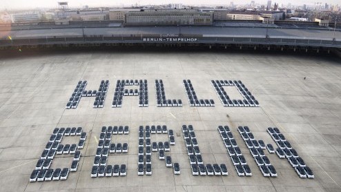 We zien ze geregeld rondkarren in Amsterdam, die witte Smartjes van Car2Go. Nu is het autodeelsysteem ook in Berlijn gentroduceerd en daarmee heeft de Duitse hoofdstad meteen de grootste Car2Go-vloot