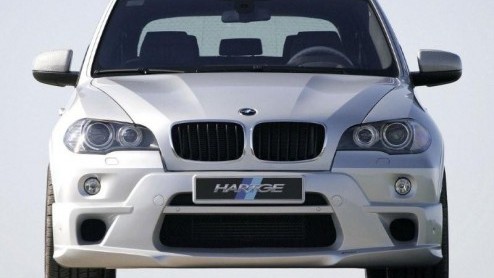 In de categorie het kan niet op presenteert BMW tuner Hartge een stylingpakket voor de X5. Spoilers, skirts en groot lichtmetaal maken de X5 allerminst subtiel en misschien wel plastic fantastic.