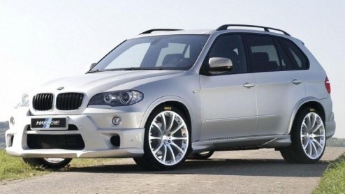 In de categorie het kan niet op presenteert BMW tuner Hartge een stylingpakket voor de X5. Spoilers, skirts en groot lichtmetaal maken de X5 allerminst subtiel en misschien wel plastic fantastic.