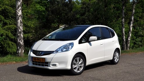 Een hybride-aandrijflijn kan vooral in grote autos een flinke besparing in het brandstofverbruik opleveren door in de stad en op lage snelheid de verbrandingsmotor te assisteren of zelfs buiten spel