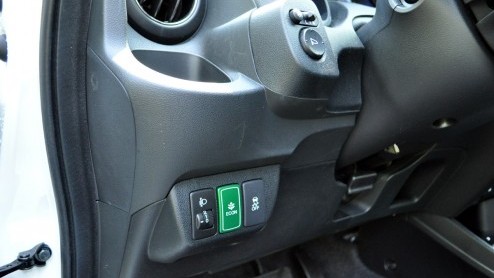 Een hybride-aandrijflijn kan vooral in grote autos een flinke besparing in het brandstofverbruik opleveren door in de stad en op lage snelheid de verbrandingsmotor te assisteren of zelfs buiten spel