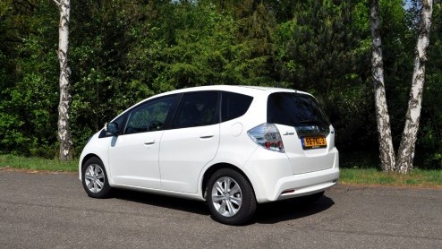Een hybride-aandrijflijn kan vooral in grote autos een flinke besparing in het brandstofverbruik opleveren door in de stad en op lage snelheid de verbrandingsmotor te assisteren of zelfs buiten spel