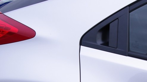 Op het eerste gezicht lijkt er weinig veranderd aan de nieuwe Honda Civic, maar als je het vorige model er naast zet blijkt dat er helemaal niets hetzelfde is gebleven. Alleen lijken de twee vreselijk