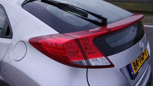Op het eerste gezicht lijkt er weinig veranderd aan de nieuwe Honda Civic, maar als je het vorige model er naast zet blijkt dat er helemaal niets hetzelfde is gebleven. Alleen lijken de twee vreselijk