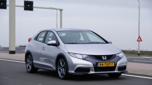 Op het eerste gezicht lijkt er weinig veranderd aan de nieuwe Honda Civic, maar als je het vorige model er naast zet blijkt dat er helemaal niets hetzelfde is gebleven. Alleen lijken de twee vreselijk