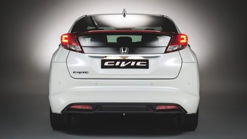 De introductie van de Civic Tourer heeft Honda ertoe bewogen ook de 5-deurs Civic een update te geven.