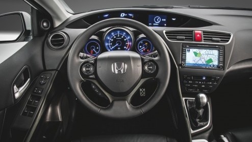 De introductie van de Civic Tourer heeft Honda ertoe bewogen ook de 5-deurs Civic een update te geven.