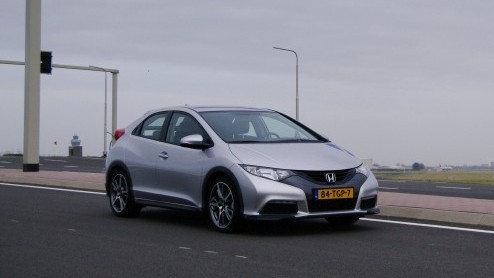 Op het eerste gezicht lijkt er weinig veranderd aan de nieuwe Honda Civic, maar als je het vorige model er naast zet blijkt dat er helemaal niets hetzelfde is gebleven. Alleen lijken de twee vreselijk