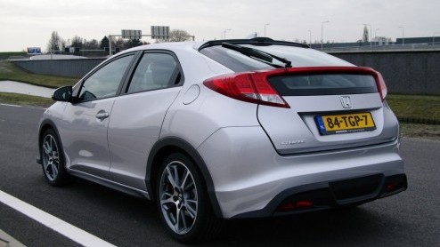 Op het eerste gezicht lijkt er weinig veranderd aan de nieuwe Honda Civic, maar als je het vorige model er naast zet blijkt dat er helemaal niets hetzelfde is gebleven. Alleen lijken de twee vreselijk