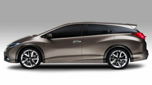 De Honda Civic Tourer staat begin 2014 bij dealer.