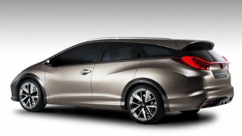 De Honda Civic Tourer staat begin 2014 bij dealer.